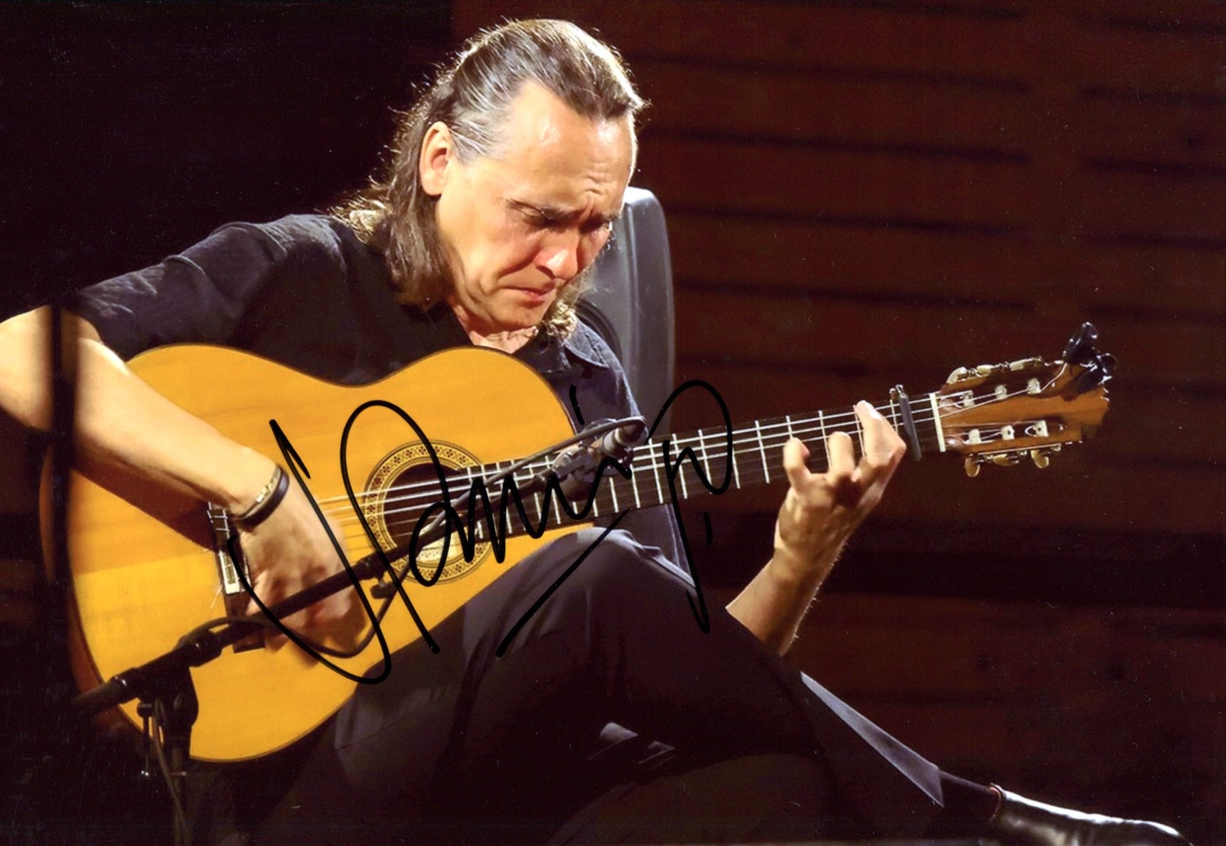 Vicente Amigo autographs, IP signed photograph