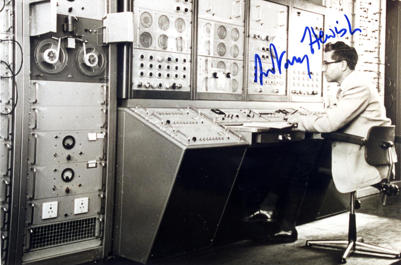 Antony Hewish Autograph Autogramm | ID 15926647325053