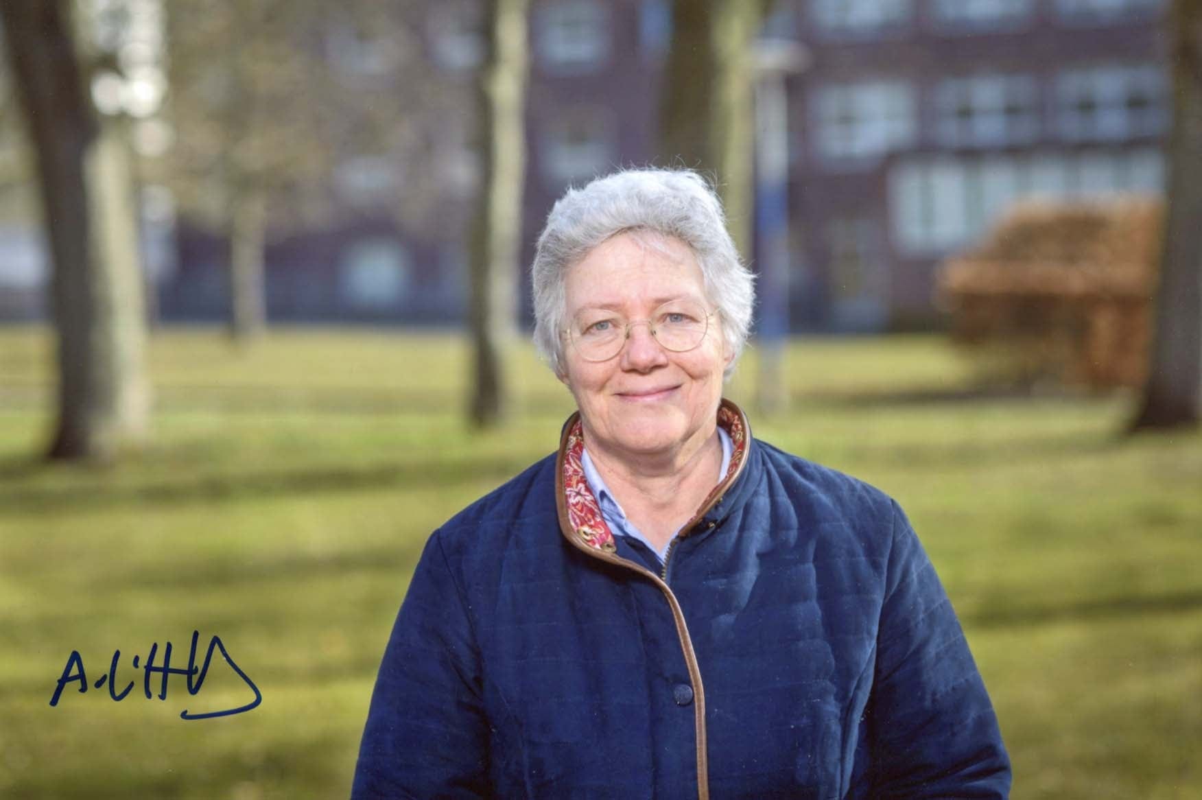 Anne Geneviève L'Huillier Autograph Autogramm | ID 8118906290325