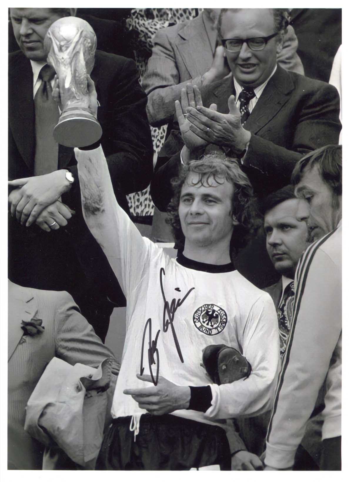 Bernd Hölzenbein Autograph | signed photographs