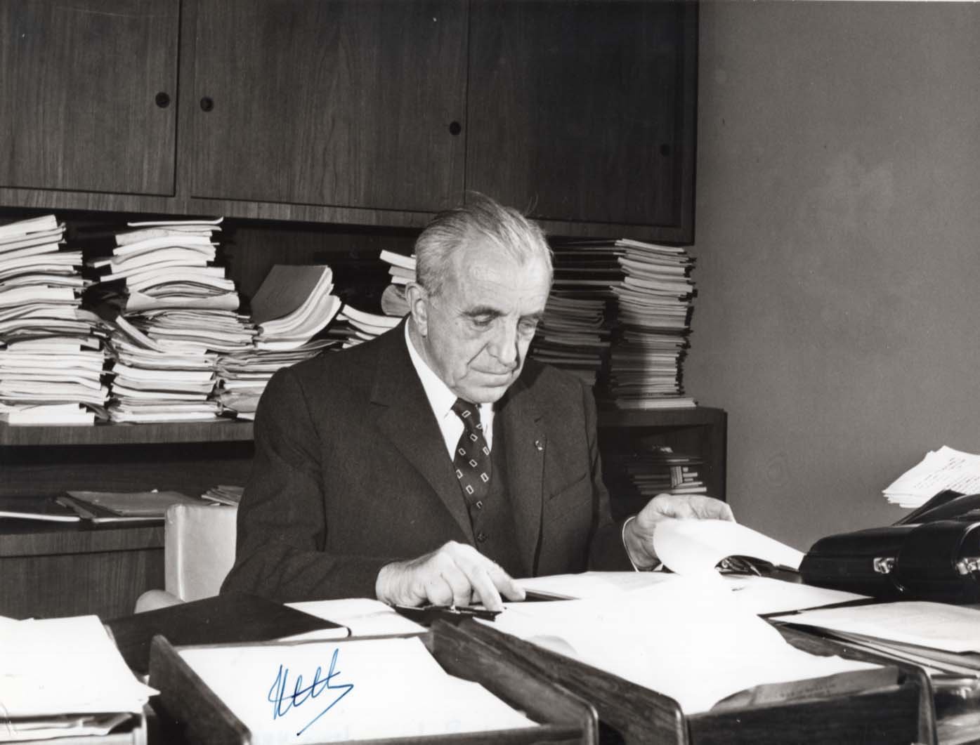 Louis Eugène Félix Néel Autograph Autogramm | ID 8080987127957