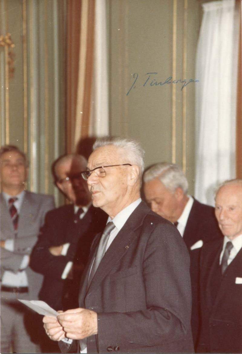 Tinbergen, Jan autograph
