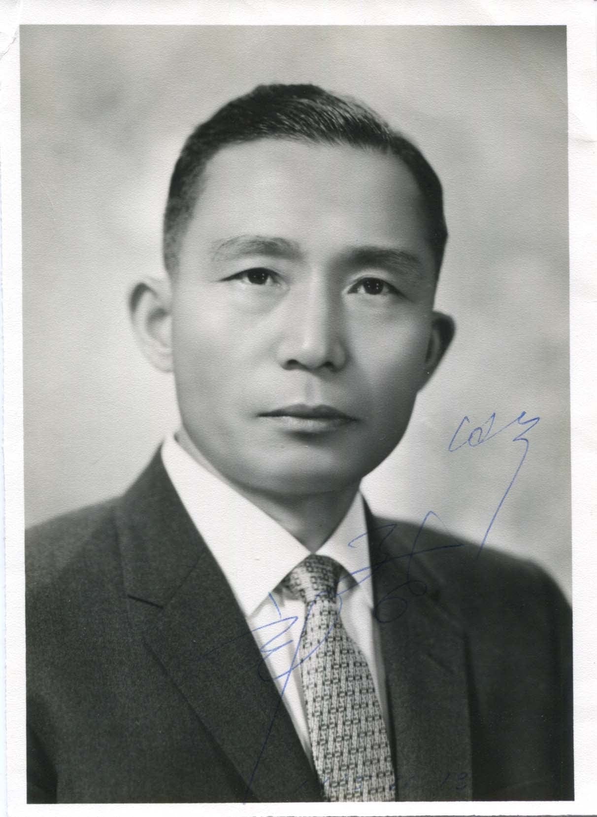 Chung-hee Park Autograph | signed vintage photographs