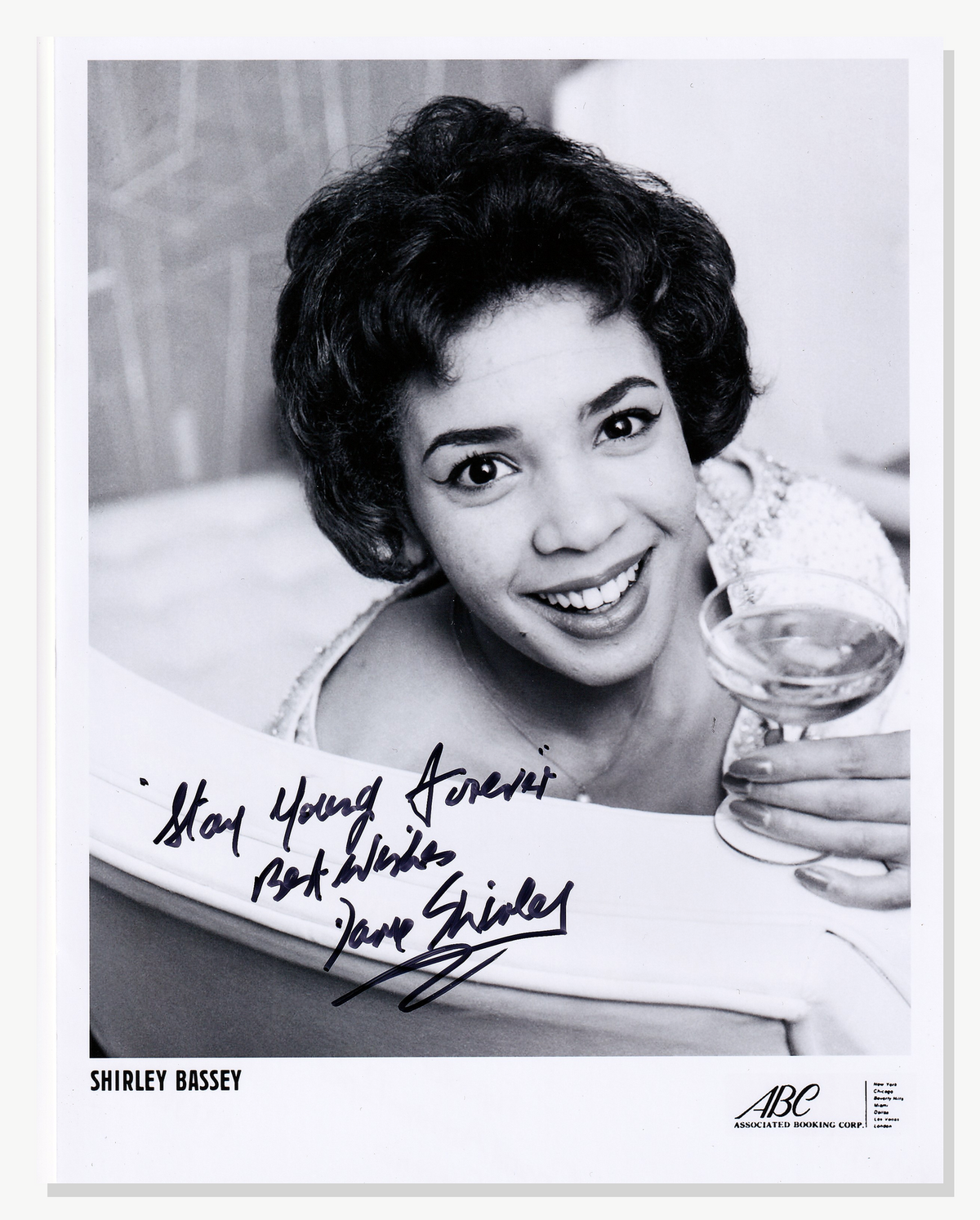 Shirley Bassey Autograph Autogramm | ID 16019039584637