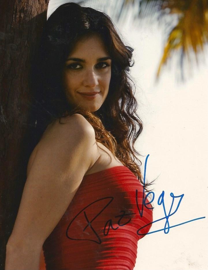 Vega, Paz autograph